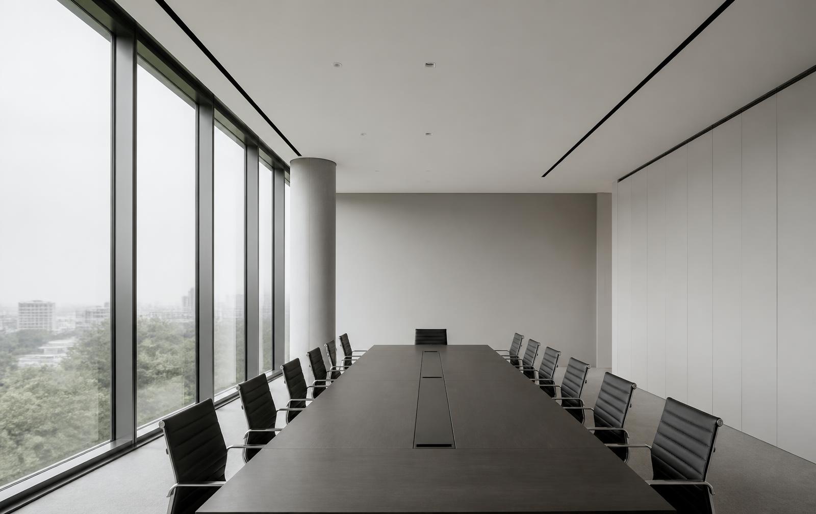 Sala de consejo con ventanales de piso a techo