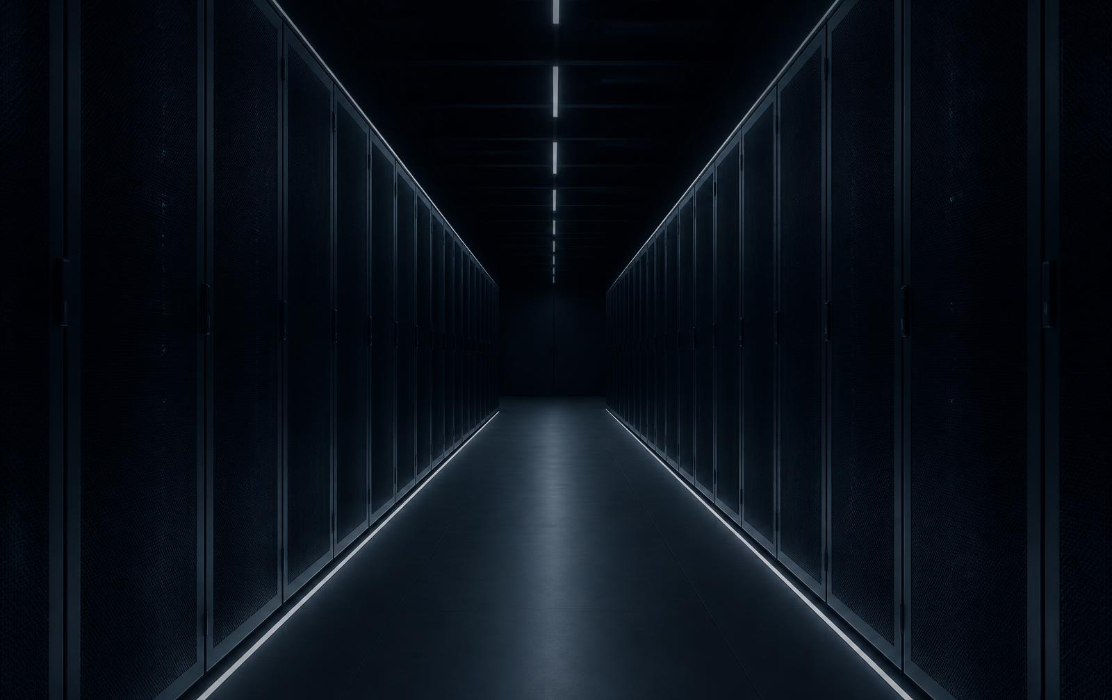 Corredor de centro de datos con iluminación tenue